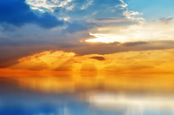 Colorido atardecer sobre el mar — Foto de Stock