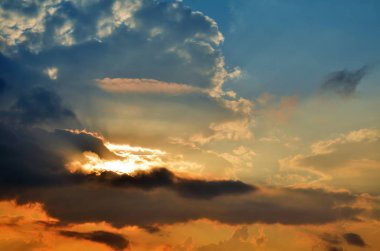 Akşam gökyüzü üzerinde renkli günbatımı