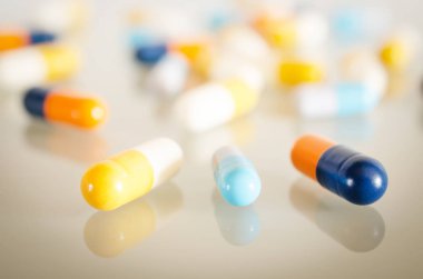 Çok renkli tıbbi kapsül