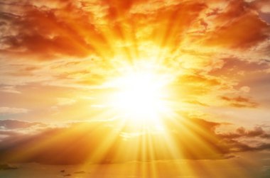 Parlak güneşin turuncu gökyüzü altında