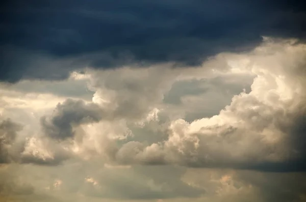 Donkere wolken voor een onweer — Stockfoto