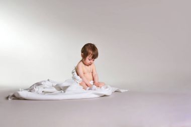 Çekici kız beyaz battaniye, metin için yer oturan