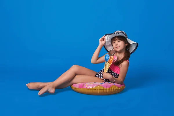 Bella ragazza in costume da bagno e cappello da spiaggia a riposo con gelato. Spazio per testo — Foto Stock