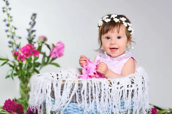 bir çiçek ile güzel küçük bir çocuk oturur.