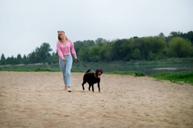 gülümseyen Kız köpekle rahatlatıcı. Sonraki oturan Labrador