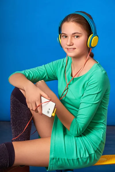 Dziewczyna uwielbia słuchać piosenki w phone.beautiful dziewczyna kocha Sport — Zdjęcie stockowe