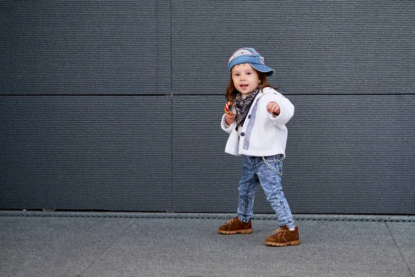 Modelu dítě hip-hop.baby v baseballové čepici. — Stock fotografie