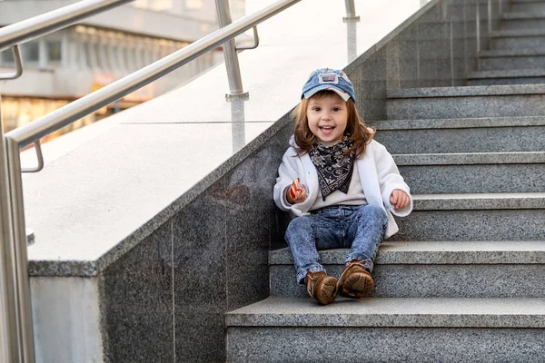 Model, dítě hip-hop sedí na schodech venkovní — Stock fotografie