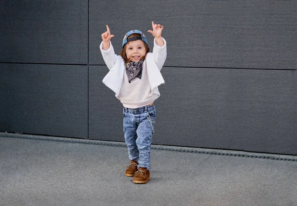 Modelu dítě hip-hop.baby v baseballové čepici. — Stock fotografie