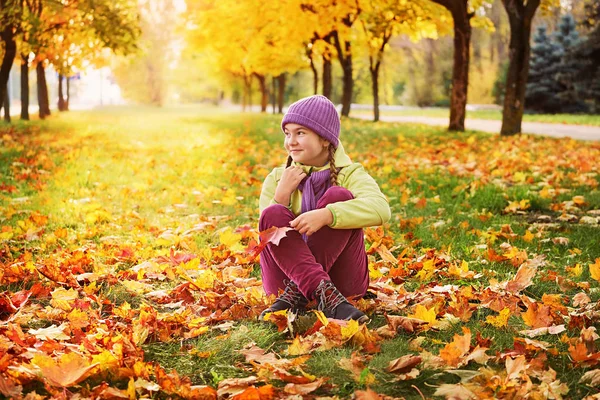 Dívka na podzim listy v parku na čerstvém vzduchu — Stock fotografie