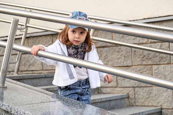 Modelu dítě dívka hip hop na džínové módy ulice outdoors.childrens schody — Stock fotografie