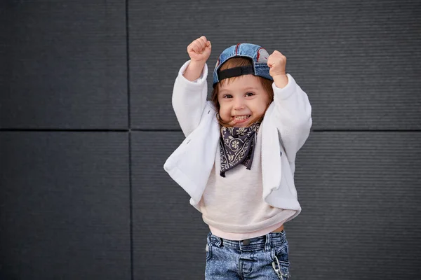 Modelu dítě hip-hop.baby v baseballové čepici. — Stock fotografie