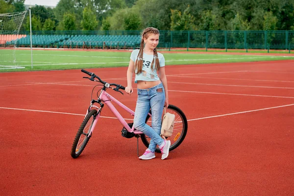 Sportowy pretty teen dziewczyna kocha Sport. Nastoletnie dziewczyny relaksujący na stadion. — Zdjęcie stockowe