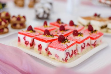 tatlı tatlılar çilek ve meyve büfesi