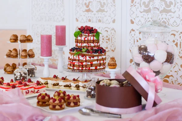 kek bir bayram buffet.sweet tatlılar çilek ve meyve büfesi servis servis