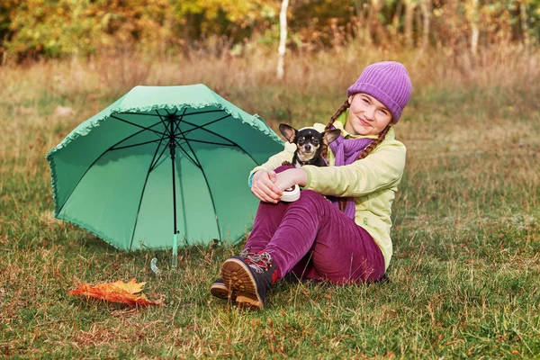 女孩在户外戴帽子, 带着一只小狗. 小女孩在户外. — 图库照片