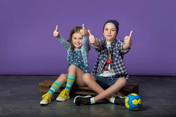 güzel çocukları çok seviyor gibi bir Yaşasın çocuklar gösterinin sports.friends.
