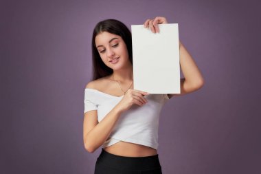 Boş beyaz tahta ile kadın portre. Genç kız beyaz boş kağıt tutun.