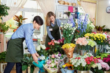 Shop.happy kadın çiçek veya dükkanda çiçek Bakımı bahçıvan çalışan kadınlar.