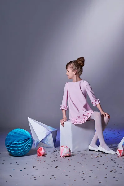 Tasarımcı koleksiyonu. Origami ve minimalizm. Moda çocuk. Güzel pembe elbiseli kız. Moda katalog giysiler. Stüdyo vurdu.