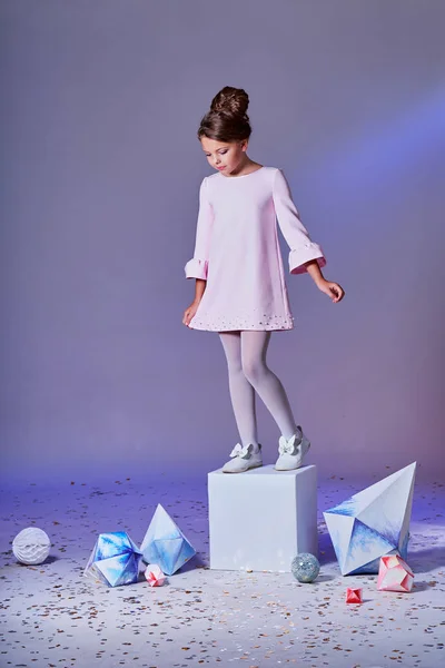 Güzel pembe elbiseli romantik küçük kız. Tasarımcı koleksiyonu. Origami ve minimalizm. Moda çocuk. Güzel pembe elbiseli romantik küçük kız.