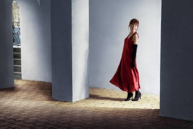 Kırmızı elbise retro zarif genç güzellik kadın. Elbise moda kırmızılı güzel şehvetli kadın portresi.