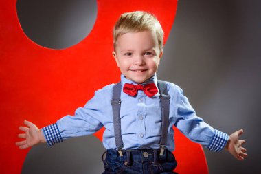 Uluslararası mutlu kadın gün. Mart 8. Sevimli küçük çocuk gülümseyen pozitif.