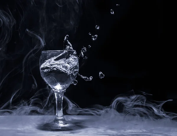 물 한 잔에서의 연기 — 스톡 사진