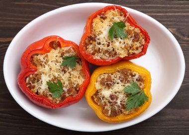 Pilav ile doldurulmuş kırmızı biber.