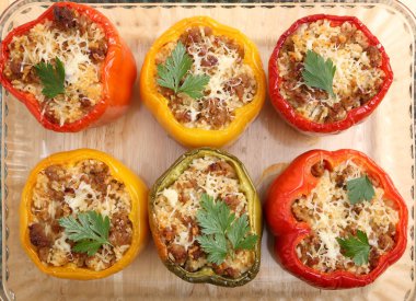 Renkli kırmızı biber dolması.