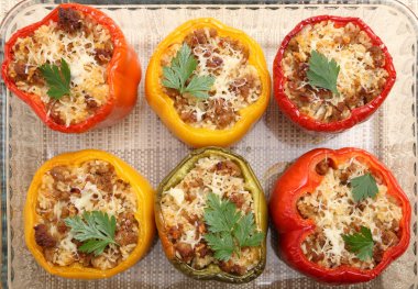 Renkli kırmızı biber dolması.