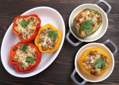 Renkli kırmızı biber dolması.