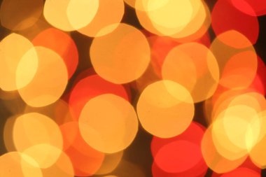 Arka planda bulanık altın ve kırmızı Noel ışıkları