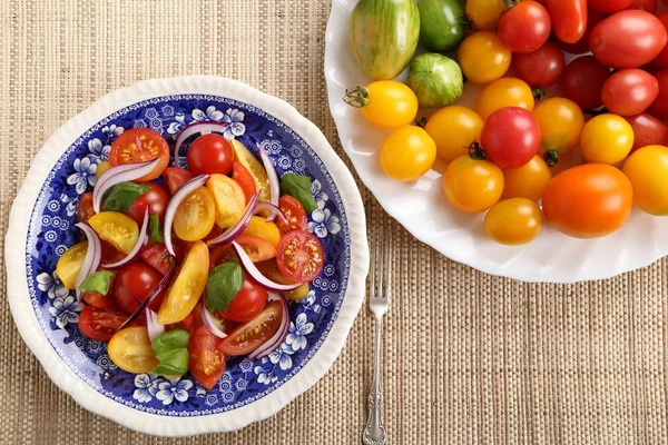 Kolorowy pomidor sałatka. — Zdjęcie stockowe
