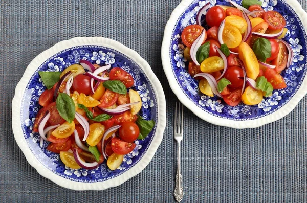 Kleurrijke tomatensalade. — Stockfoto
