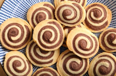 Ev yapımı çikolata rulolar.