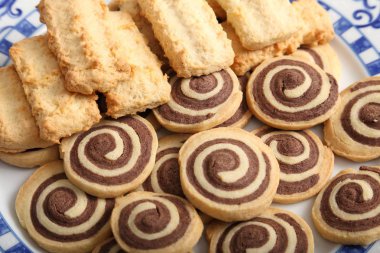 Ev yapımı çikolata rulolar.