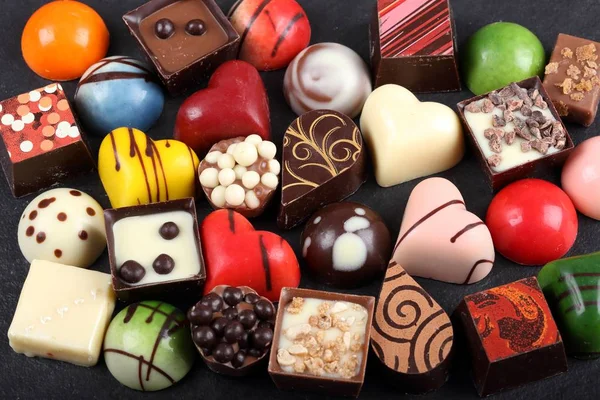 各式各样的甜糖果与巧克力糖果和巧克力 — 图库照片