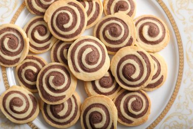 Ev yapımı çikolata rulolar.