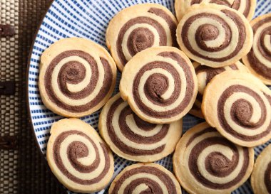 Ev yapımı çikolata rulolar.