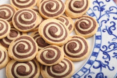 Ev yapımı çikolata rulolar.