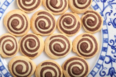 Ev yapımı çikolata rulolar.