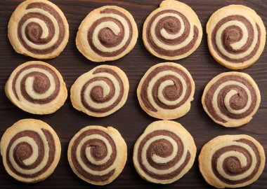 Ev yapımı çikolata rulolar.