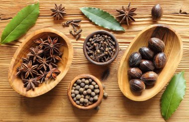 Aromatik baharatlar kahverengi. Yemek ingradients ve doğal gıda katkı maddeleri.