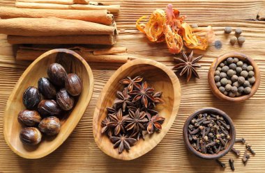 Aromatik baharatlar kahverengi. Yemek ingradients ve doğal gıda katkı maddeleri.