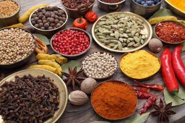 Renkli ve aromatik bitki ve baharat ahşap arka plan üzerinde.