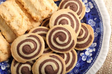 Fırından yeni çıkmış çikolata tatlı ev yapımı rolls.