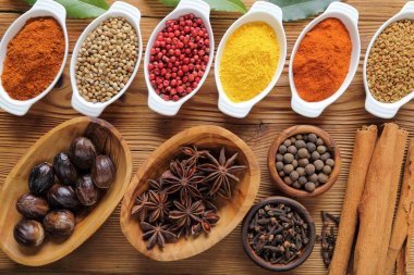 Seramik kaplar ve ahşap kase içinde baharatlar. Yemek ve mutfak ingradients.