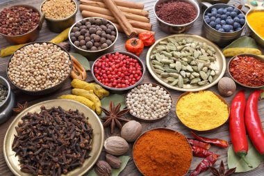 Renkli ve aromatik bitki ve baharat ahşap arka plan üzerinde.