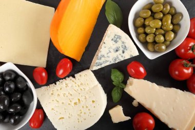 Gıda kompozisyonu - peynirler, zeytin ve domates farklı.